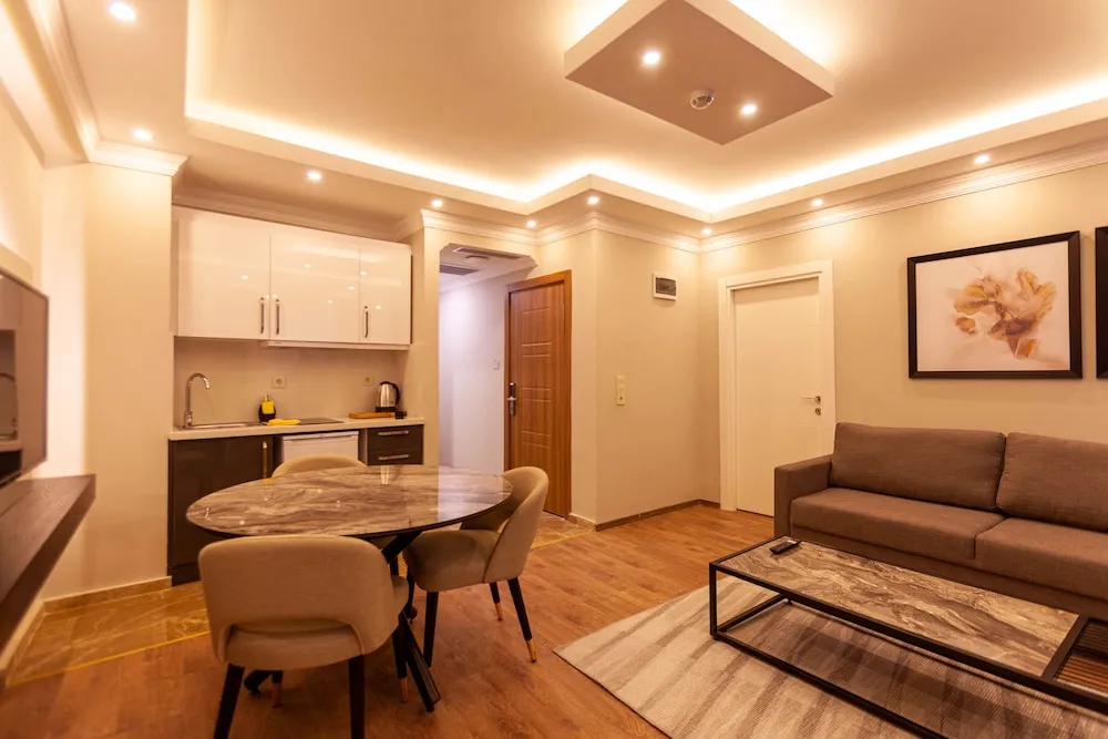 Comfort Süit, 1 Çift Kişilik Yatak ve Çekyat, Sigara İçilebilir, Avlu Manzaralı