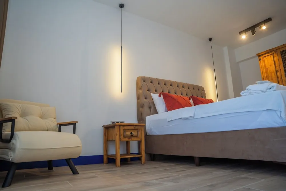 Deluxe Tek Büyük Yataklı Oda, Balkon, Bahçe Manzaralı
