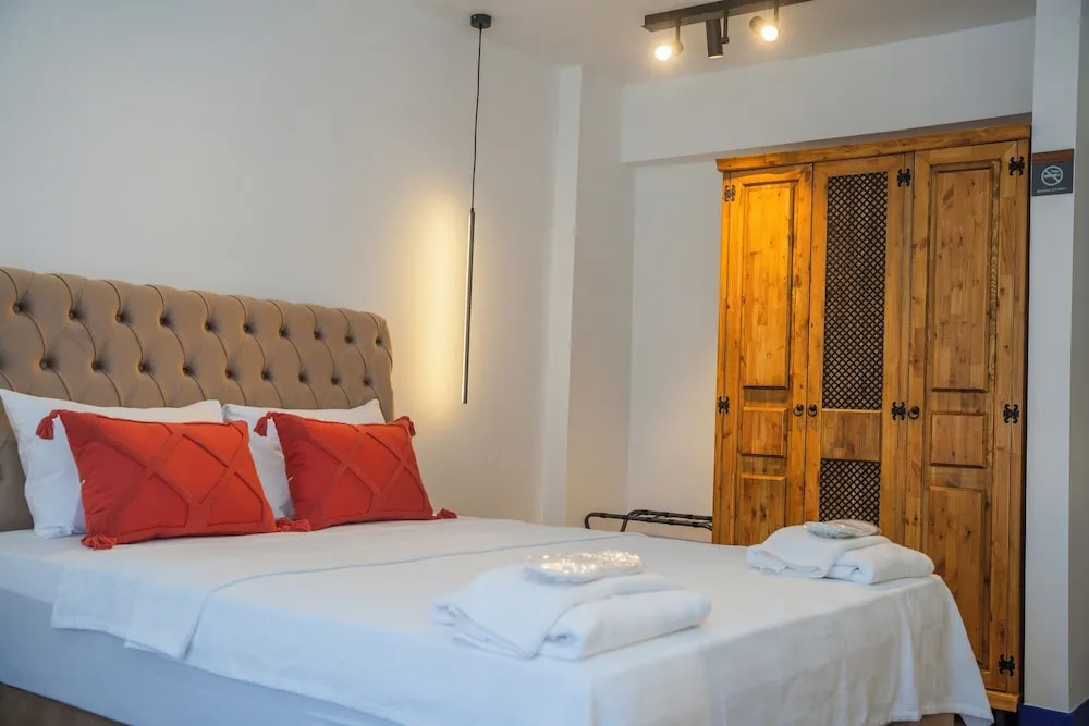 Deluxe Tek Büyük Yataklı Oda, Balkon, Bahçe Manzaralı