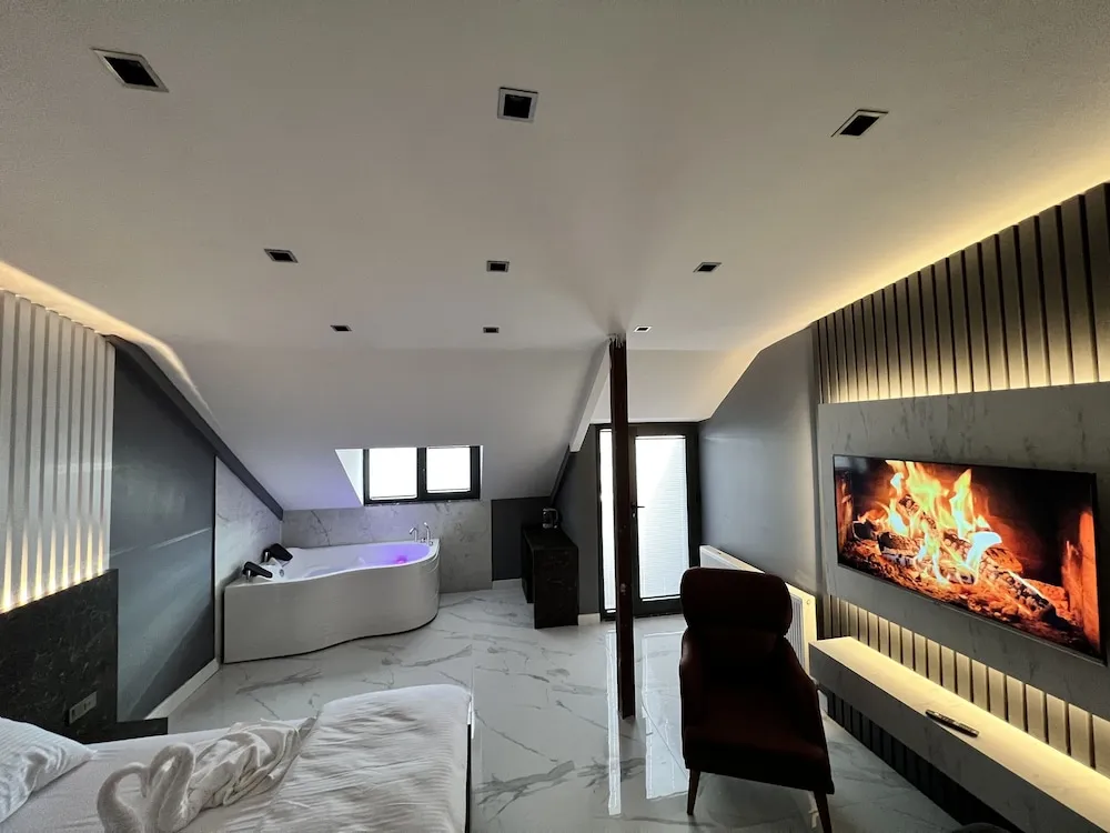 Luxury Oda