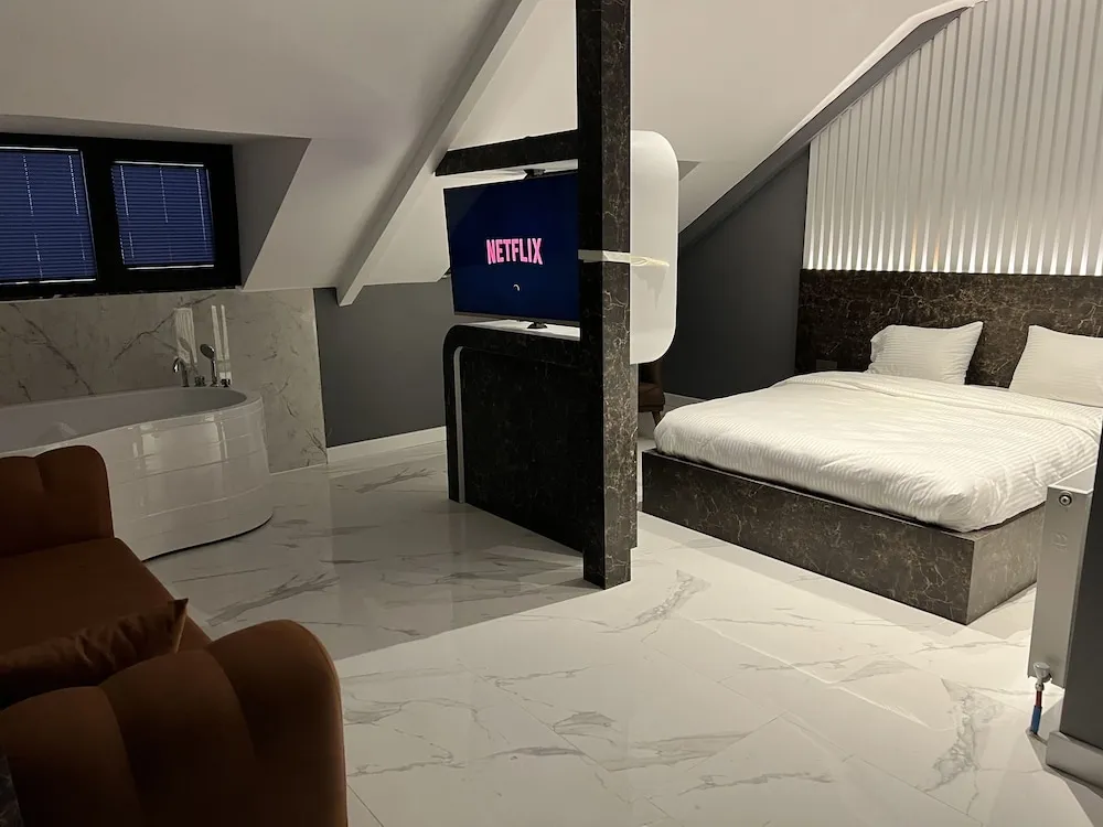Luxury Oda