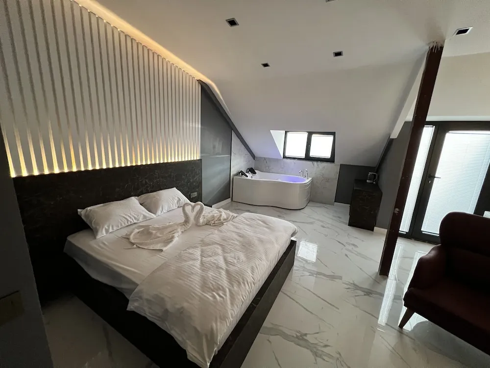 Luxury Oda