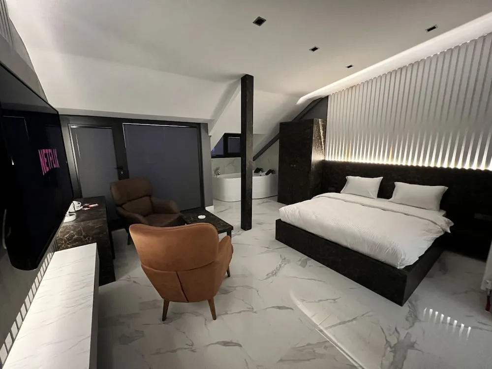 Luxury Oda