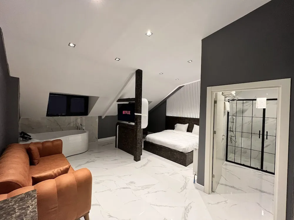 Luxury Oda