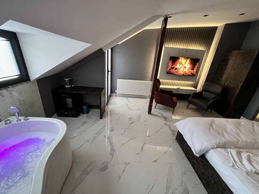 Luxury Oda