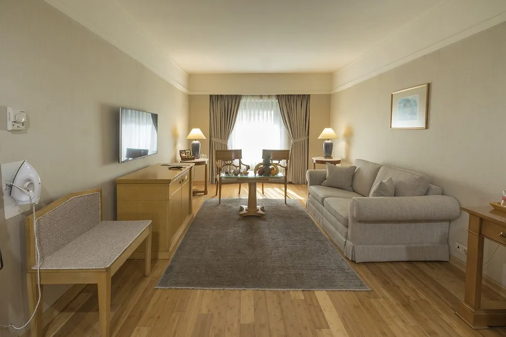 Süit, 1 Büyük (Queen) Boy Yatak ve Çekyat (1 Queen  Bed )