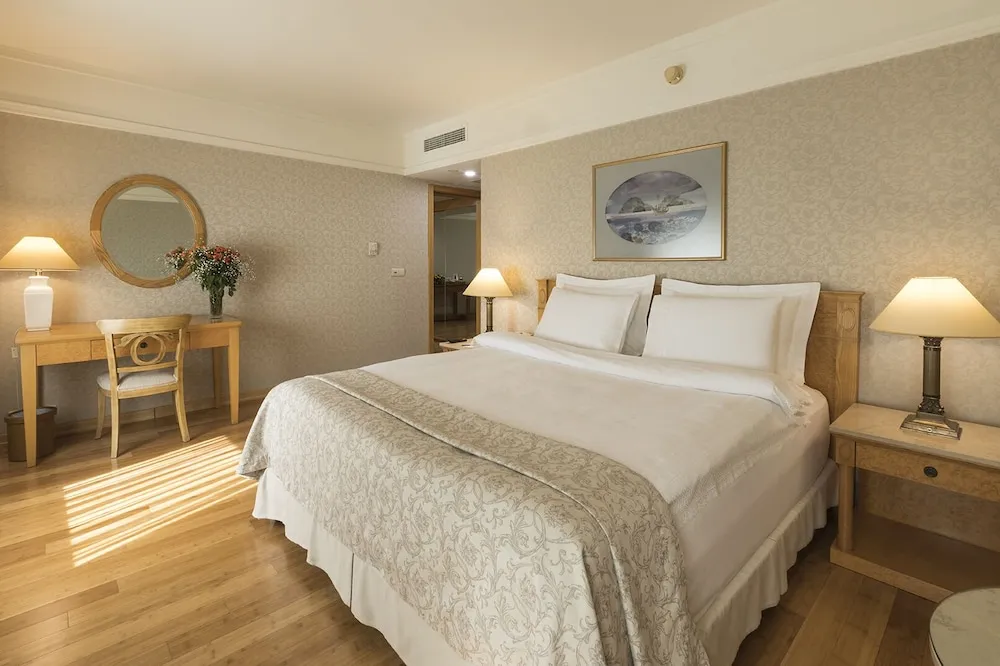 Süit, 1 Büyük (Queen) Boy Yatak ve Çekyat (1 Queen  Bed )