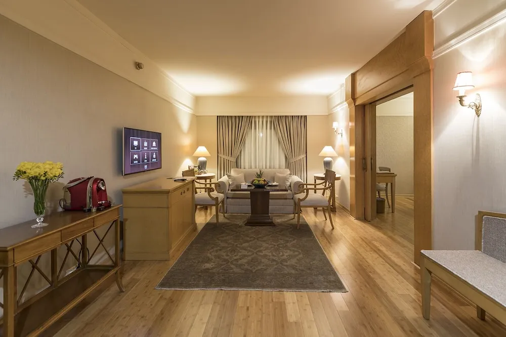 Süit, 1 Büyük (Queen) Boy Yatak ve Çekyat (1 Queen  Bed )