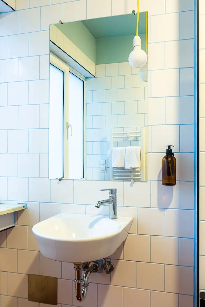 Traveler Friendly Yellow Room