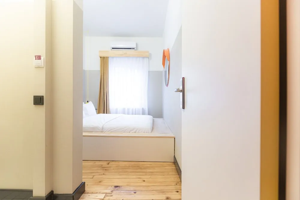 Traveler Friendly Yellow Room