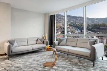 Lilium Hotel & Suites
