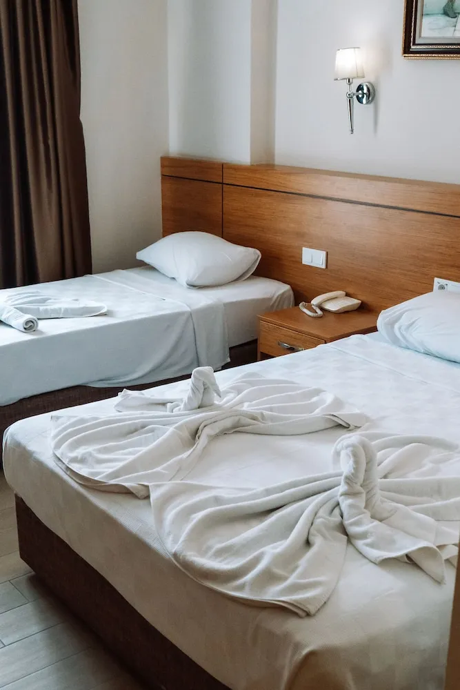 Standard Tek Büyük Yataklı Oda, 1 Çift Kişilik veya 2 Tek Kişilik Yatak, Balkon, Havuz Manzaralı