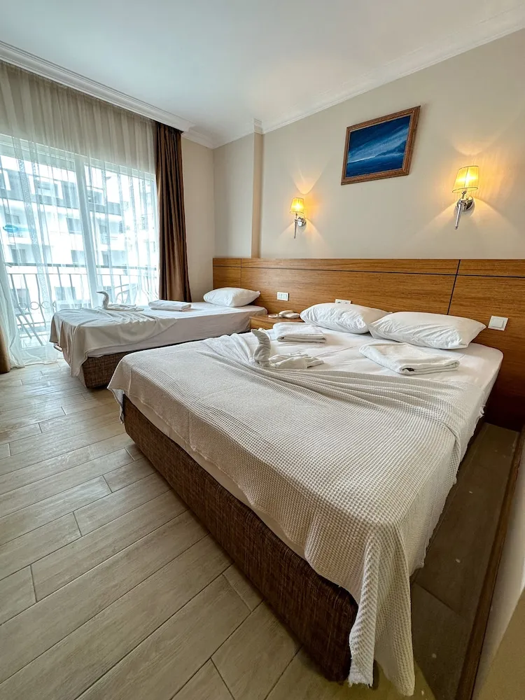 Standard Tek Büyük Yataklı Oda, 1 Çift Kişilik veya 2 Tek Kişilik Yatak, Balkon, Havuz Manzaralı