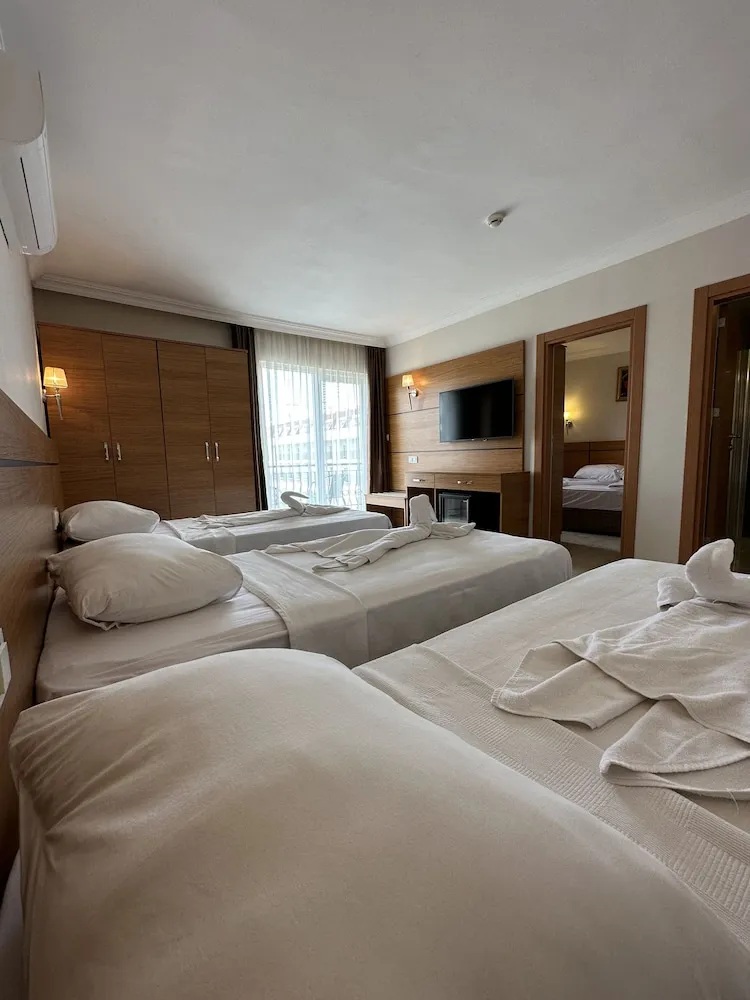 Standard Tek Büyük Yataklı Oda, 1 Çift Kişilik veya 2 Tek Kişilik Yatak, Balkon, Havuz Manzaralı