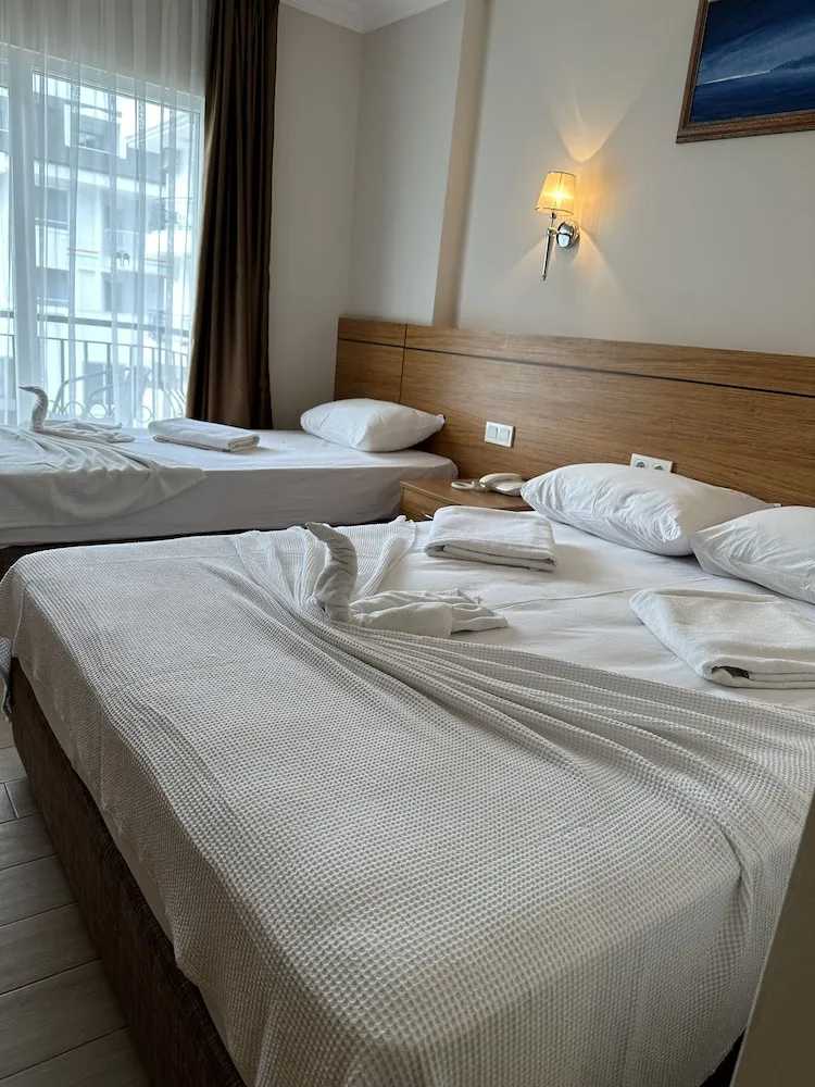 Standard Tek Büyük Yataklı Oda, 1 Çift Kişilik veya 2 Tek Kişilik Yatak, Balkon, Havuz Manzaralı