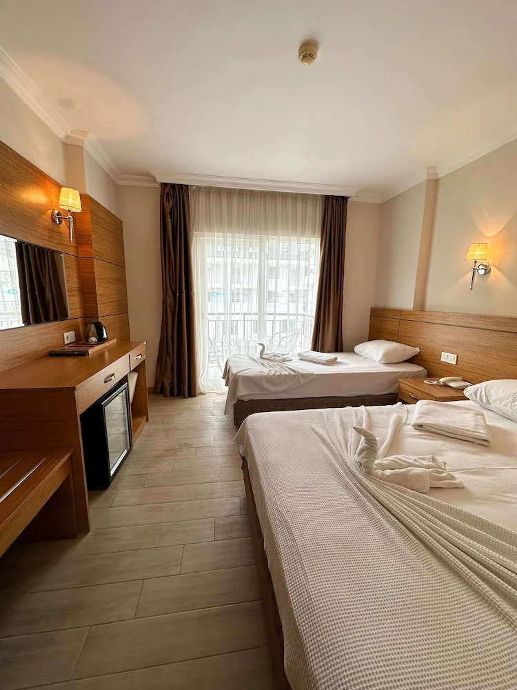Standard Tek Büyük Yataklı Oda, 1 Çift Kişilik veya 2 Tek Kişilik Yatak, Balkon, Havuz Manzaralı