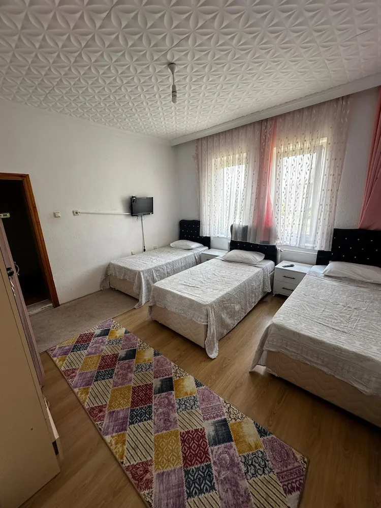 Üç Kişilik Oda, Tepe Manzaralı