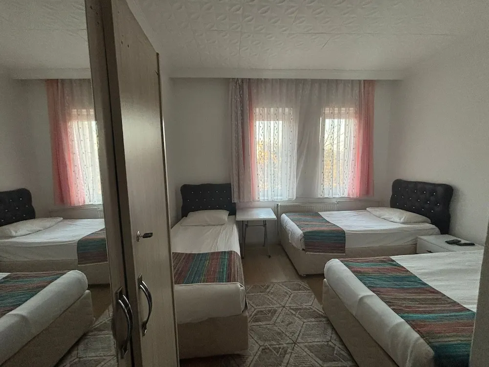 Üç Kişilik Oda, Tepe Manzaralı