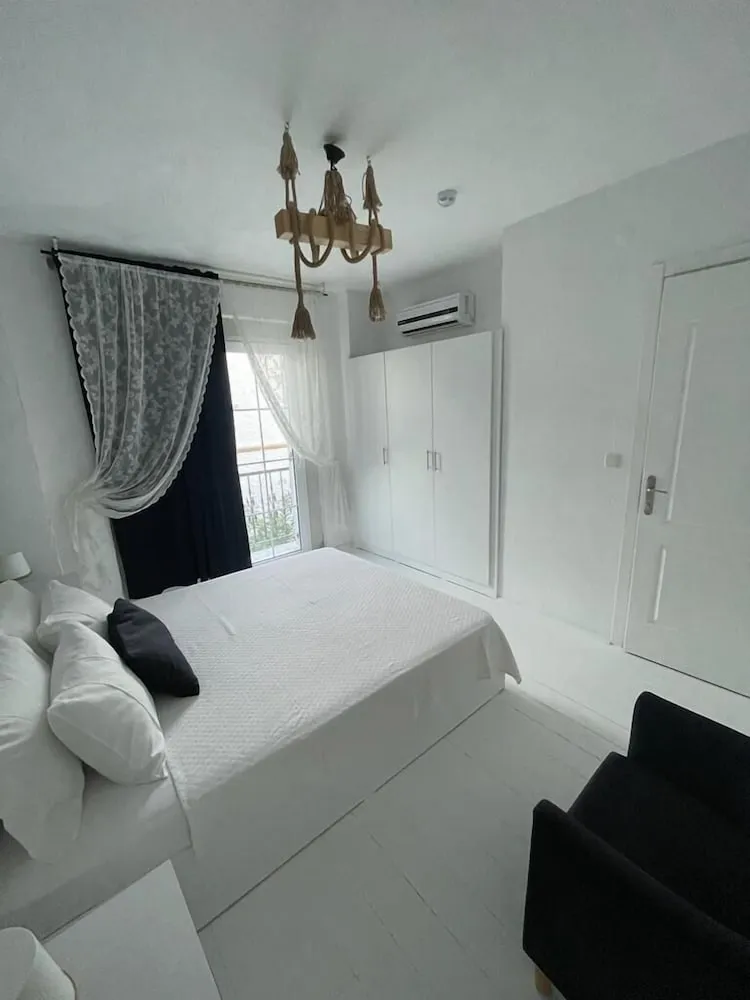 Tek Büyük Yataklı Oda, Balkon, Bahçe Manzaralı