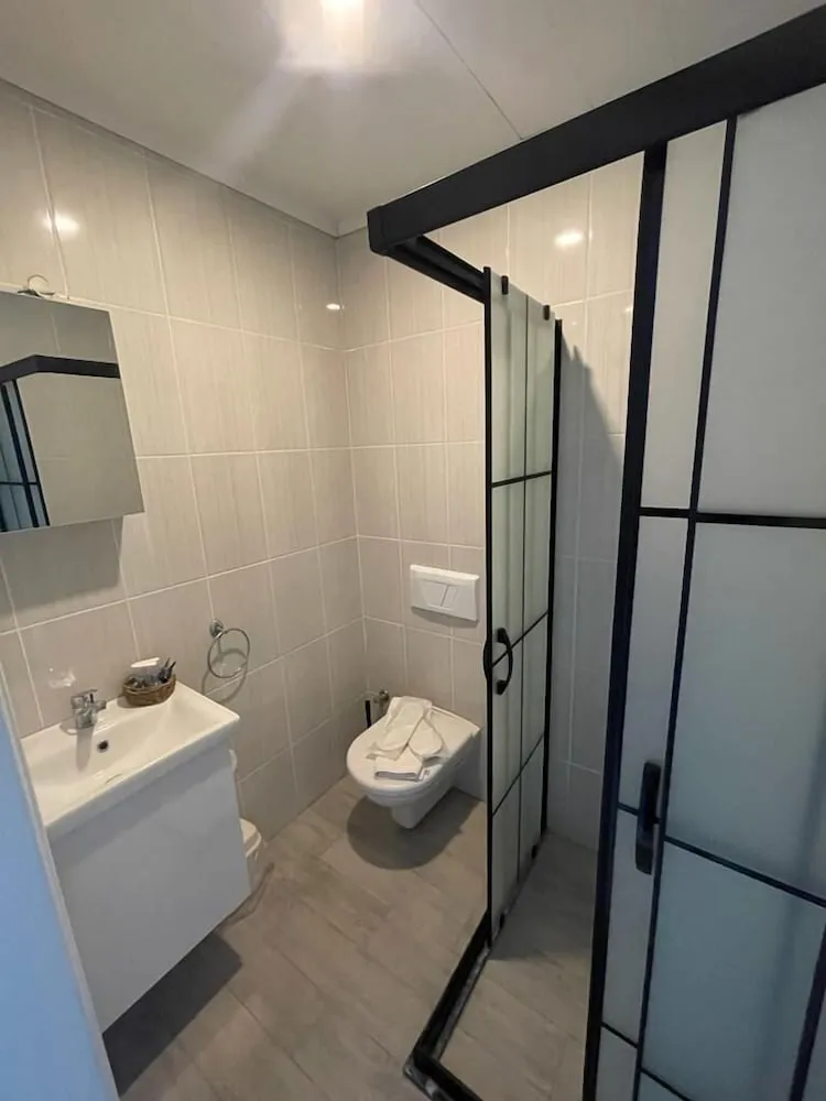 Tek Büyük Yataklı Oda, Balkon, Bahçe Manzaralı