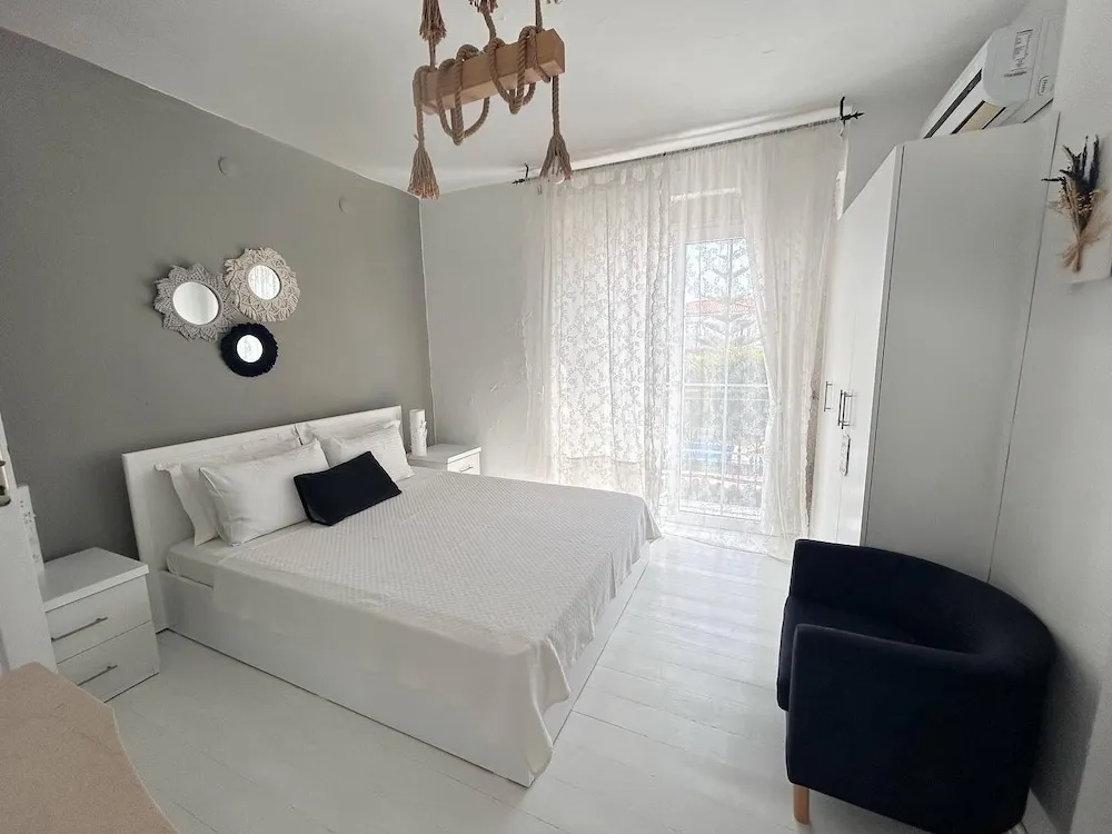Tek Büyük Yataklı Oda, Balkon, Havuz Manzaralı
