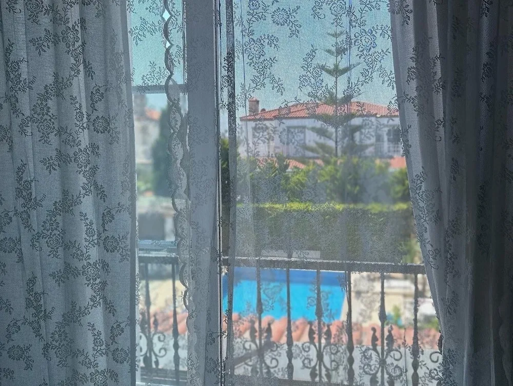 Tek Büyük Yataklı Oda, Balkon, Havuz Manzaralı