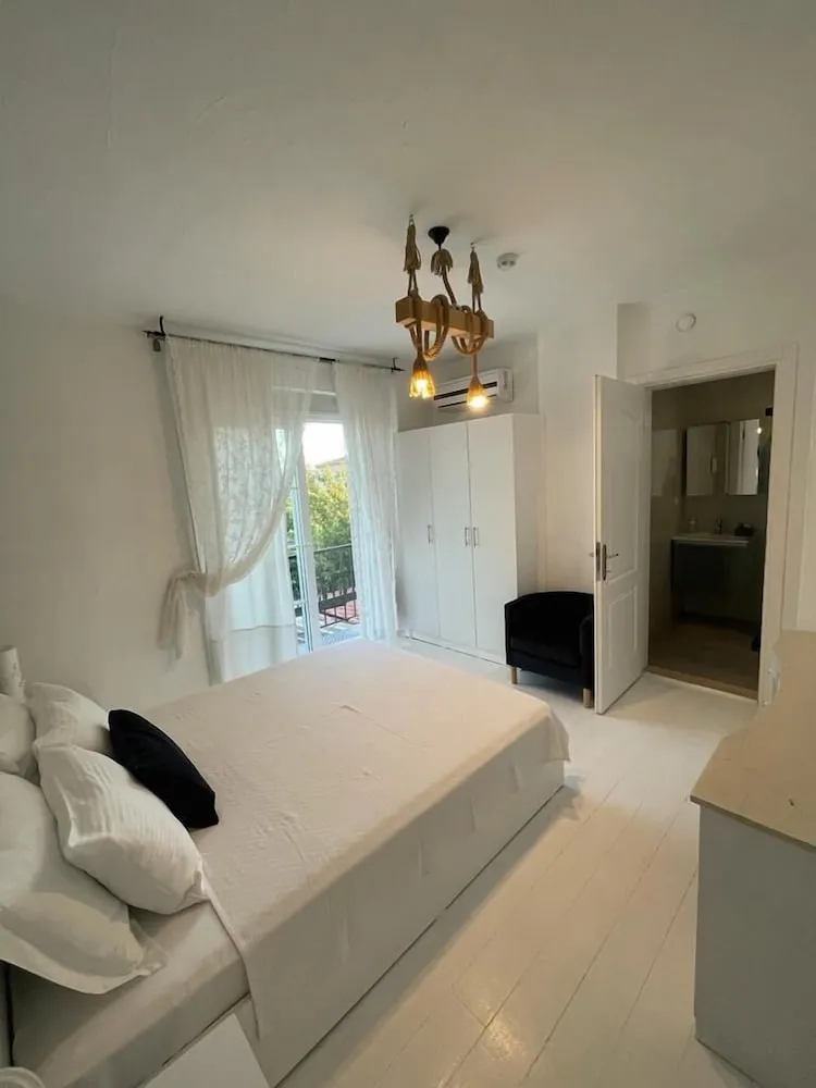 Tek Büyük Yataklı Oda, Balkon, Havuz Manzaralı
