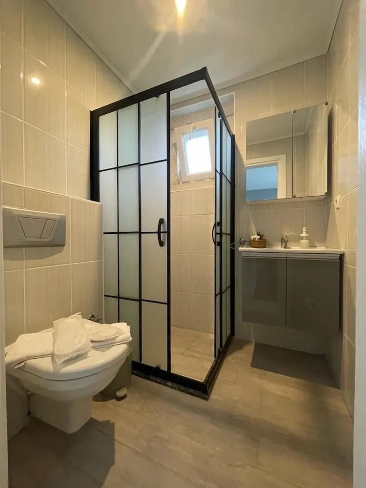 Tek Büyük Yataklı Oda, Balkon, Havuz Manzaralı