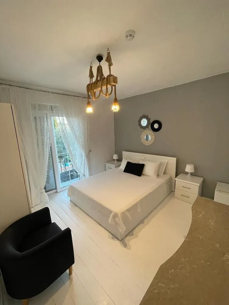 Tek Büyük Yataklı Oda, Balkon, Havuz Manzaralı