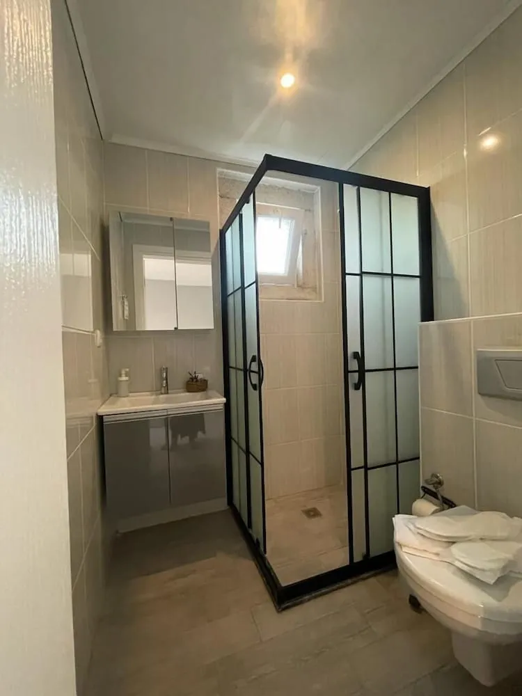 Tek Büyük Yataklı Oda, Balkon, Havuz Manzaralı