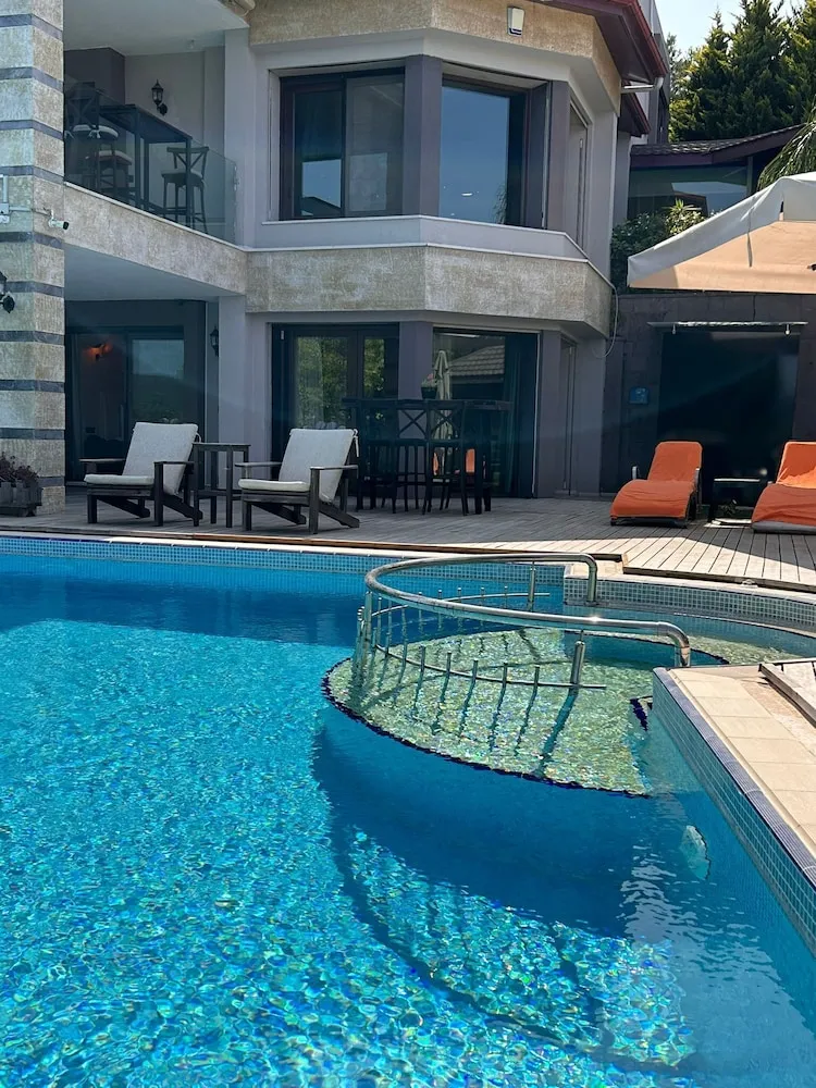 Deluxe Tek Büyük Yataklı Oda, Havuz Manzaralı