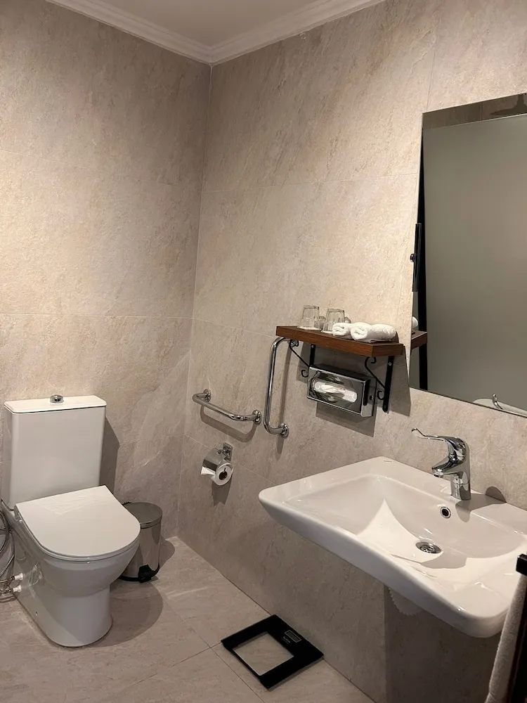 Deluxe Tek Büyük Yataklı Oda, Havuz Manzaralı