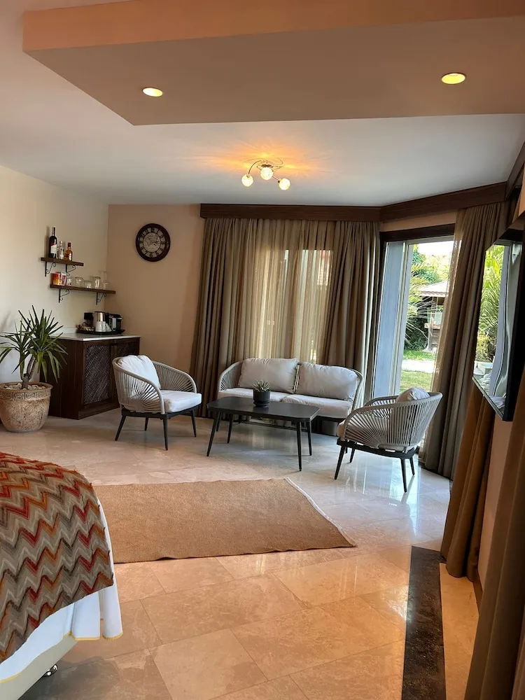Deluxe Tek Büyük Yataklı Oda, Havuz Manzaralı