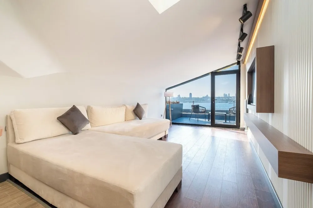 Panoramic Penthouse with Sea View