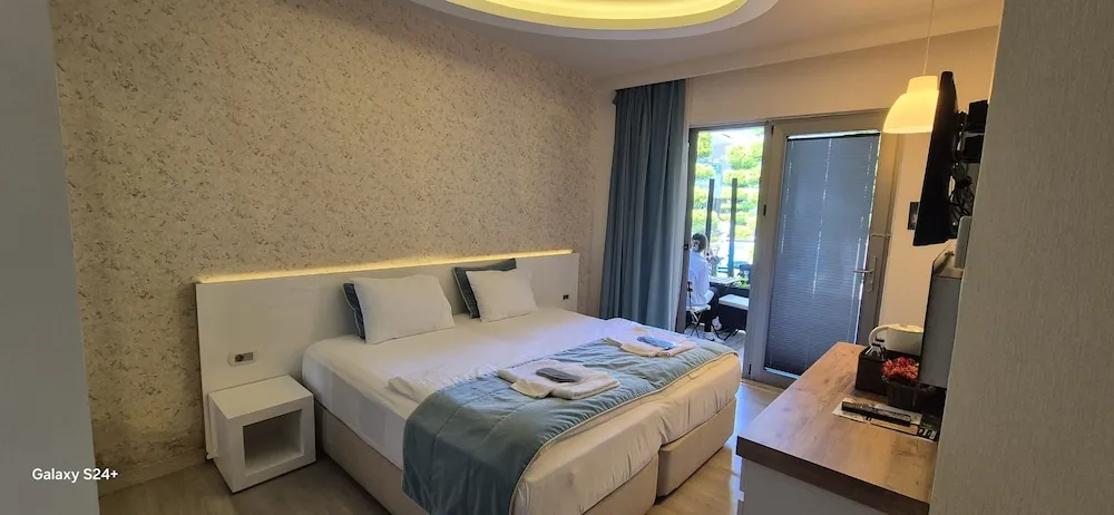 Deluxe Oda, Havuz Manzaralı