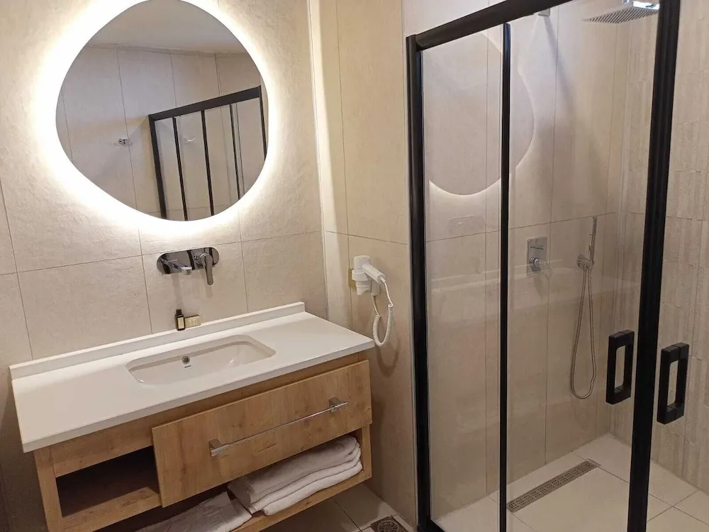 Deluxe Tek Büyük Yataklı Oda, Balkon, Deniz Manzaralı