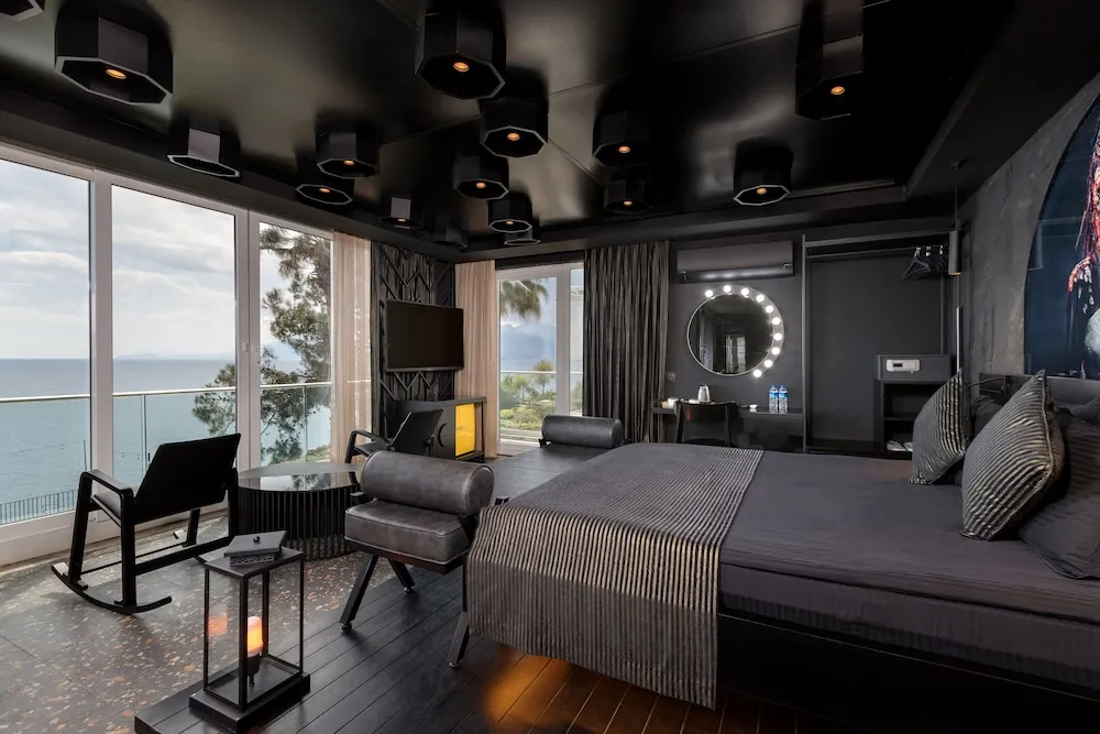 Black Deluxe Room (Jacuzzi and Sauna)