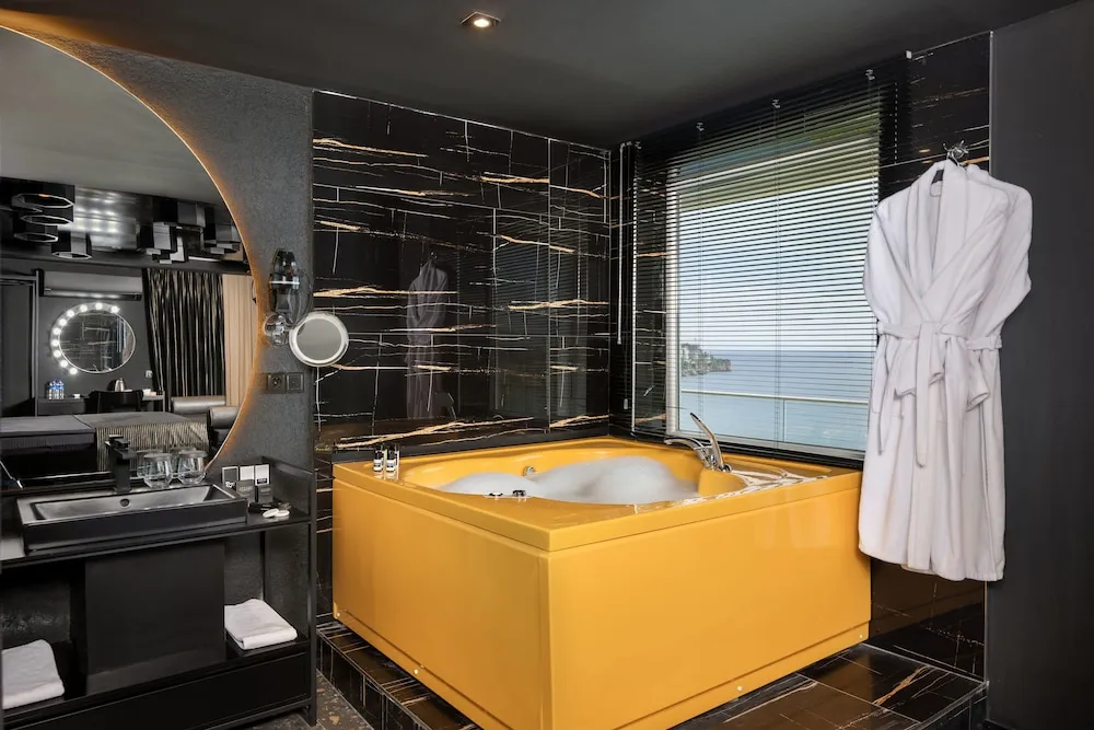 Black Deluxe Room (Jacuzzi and Sauna)