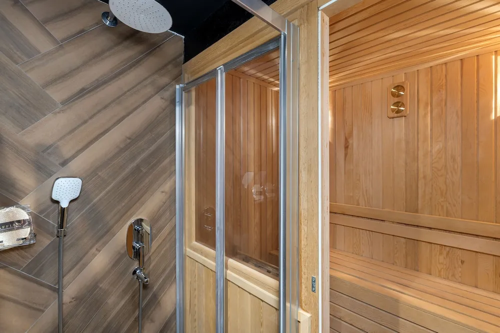 Black Deluxe Room (Jacuzzi and Sauna)