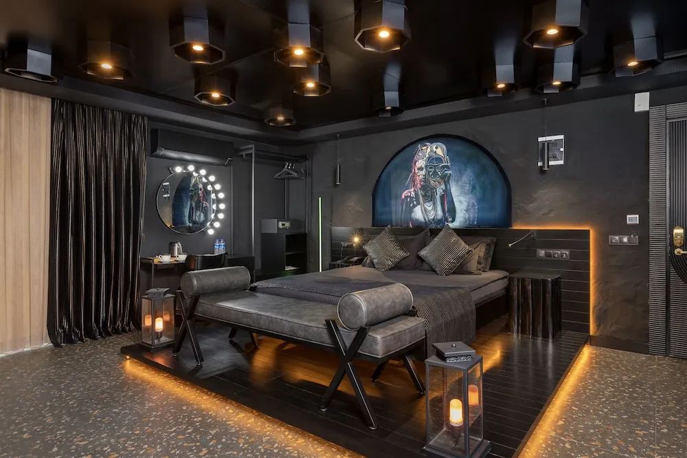 Black Deluxe Room (Jacuzzi and Sauna)