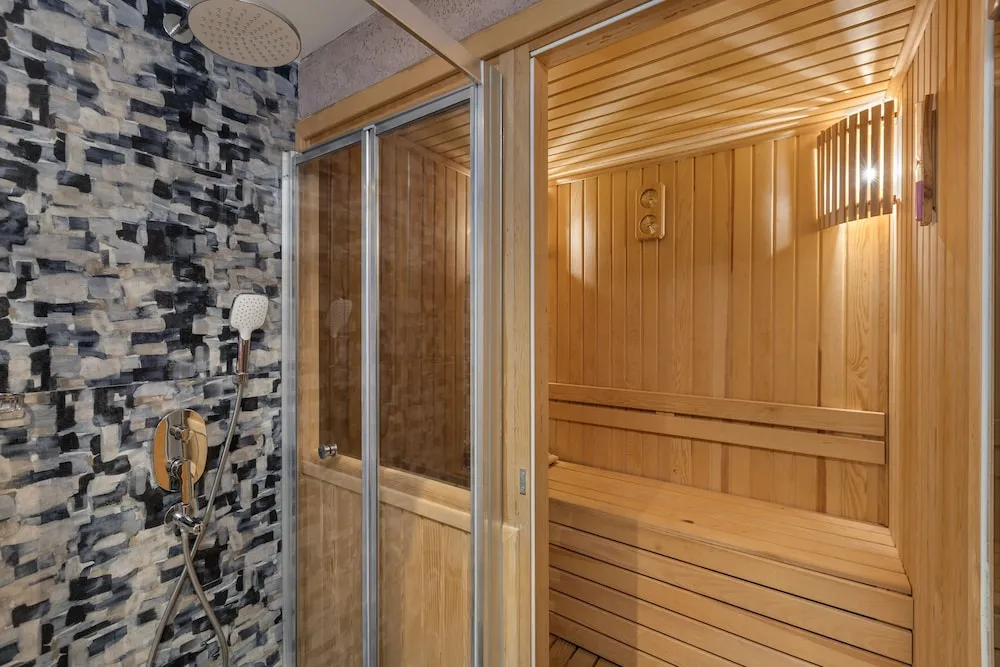 Fantastic Room (Jacuzzi and Sauna)