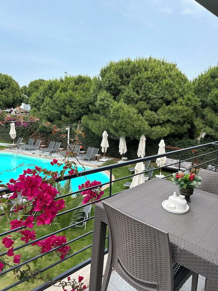 Deluxe Oda, Balkon, Havuz Manzaralı