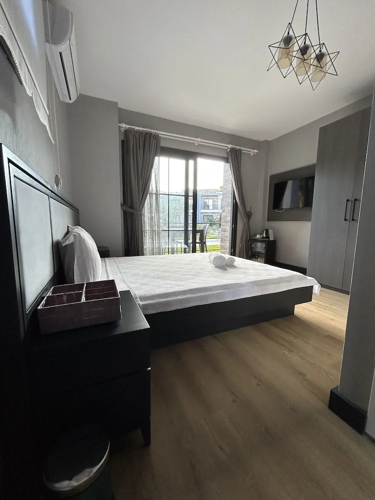 Deluxe Oda, Balkon, Havuz Manzaralı