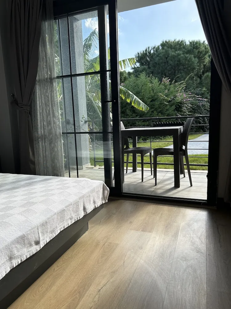 Deluxe Oda, Balkon, Havuz Manzaralı