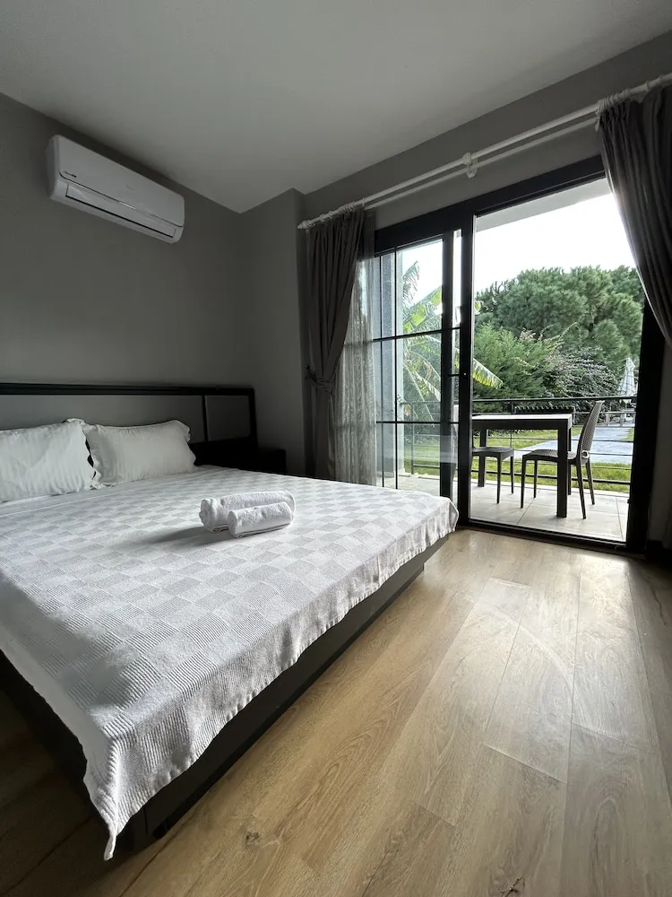 Deluxe Oda, Balkon, Havuz Manzaralı