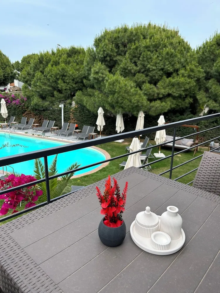 Deluxe Oda, Balkon, Havuz Manzaralı