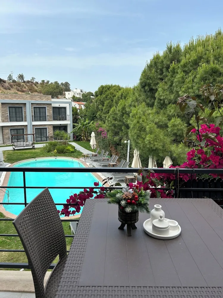 Deluxe Oda, Balkon, Havuz Manzaralı