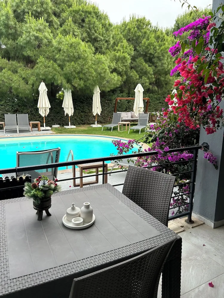 Deluxe Oda, Balkon, Havuz Manzaralı