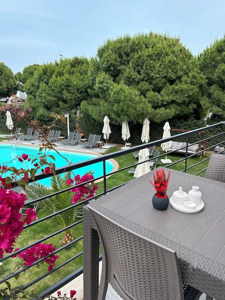 Deluxe Oda, Balkon, Havuz Manzaralı