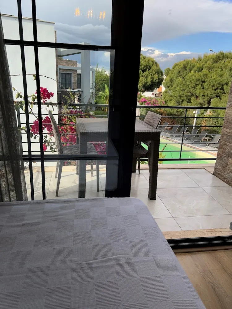 Deluxe Oda, Balkon, Havuz Manzaralı